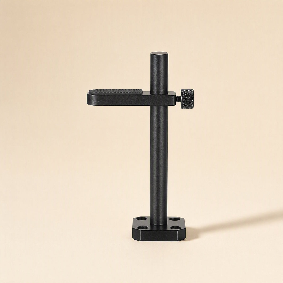 Alloyledge – Black support bracket with knurled thumbscrew and four-hole square base, front view