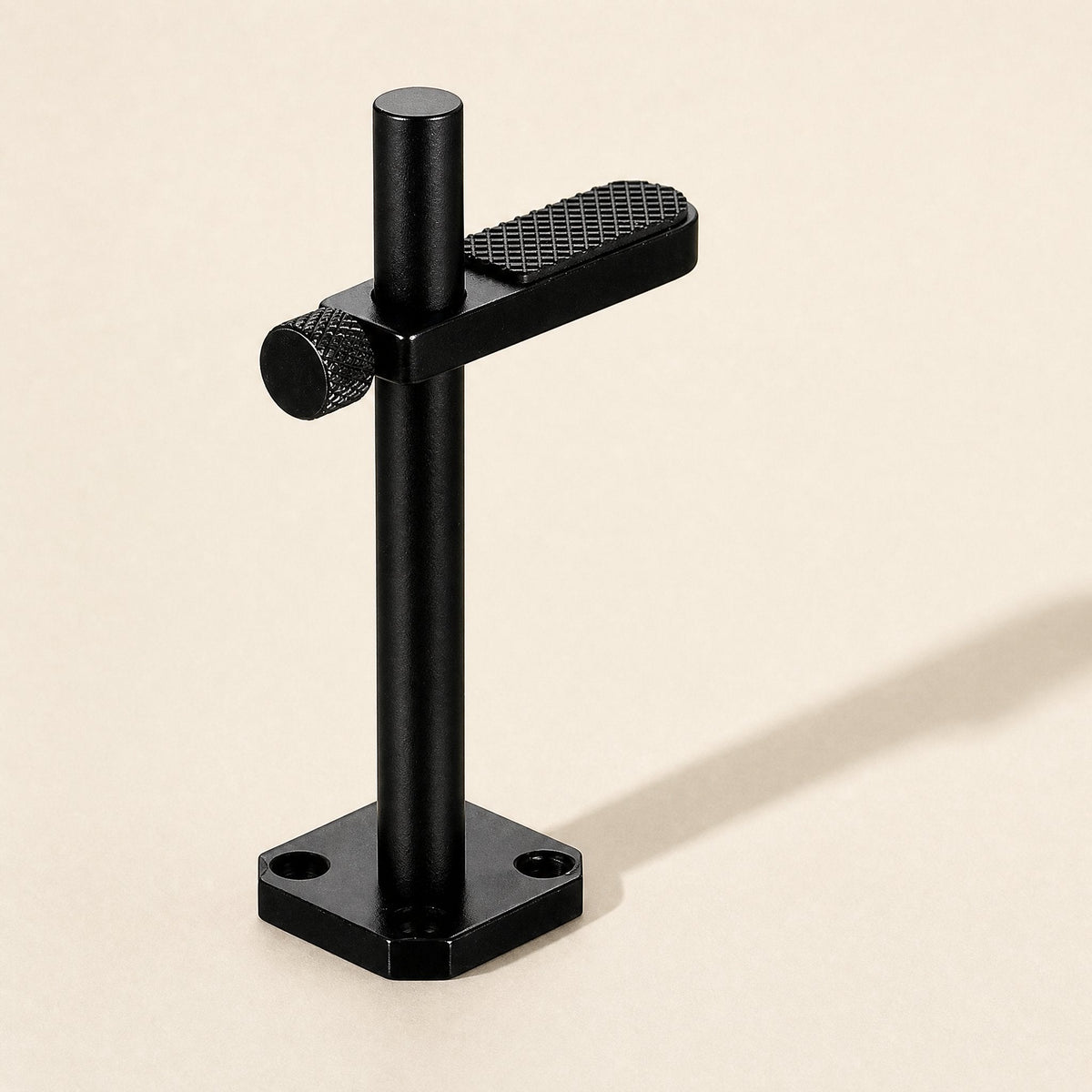 Alloyledge – Black bracket seen at an angle, showing the knurled thumbscrew on the left and a diamond-patterned arm