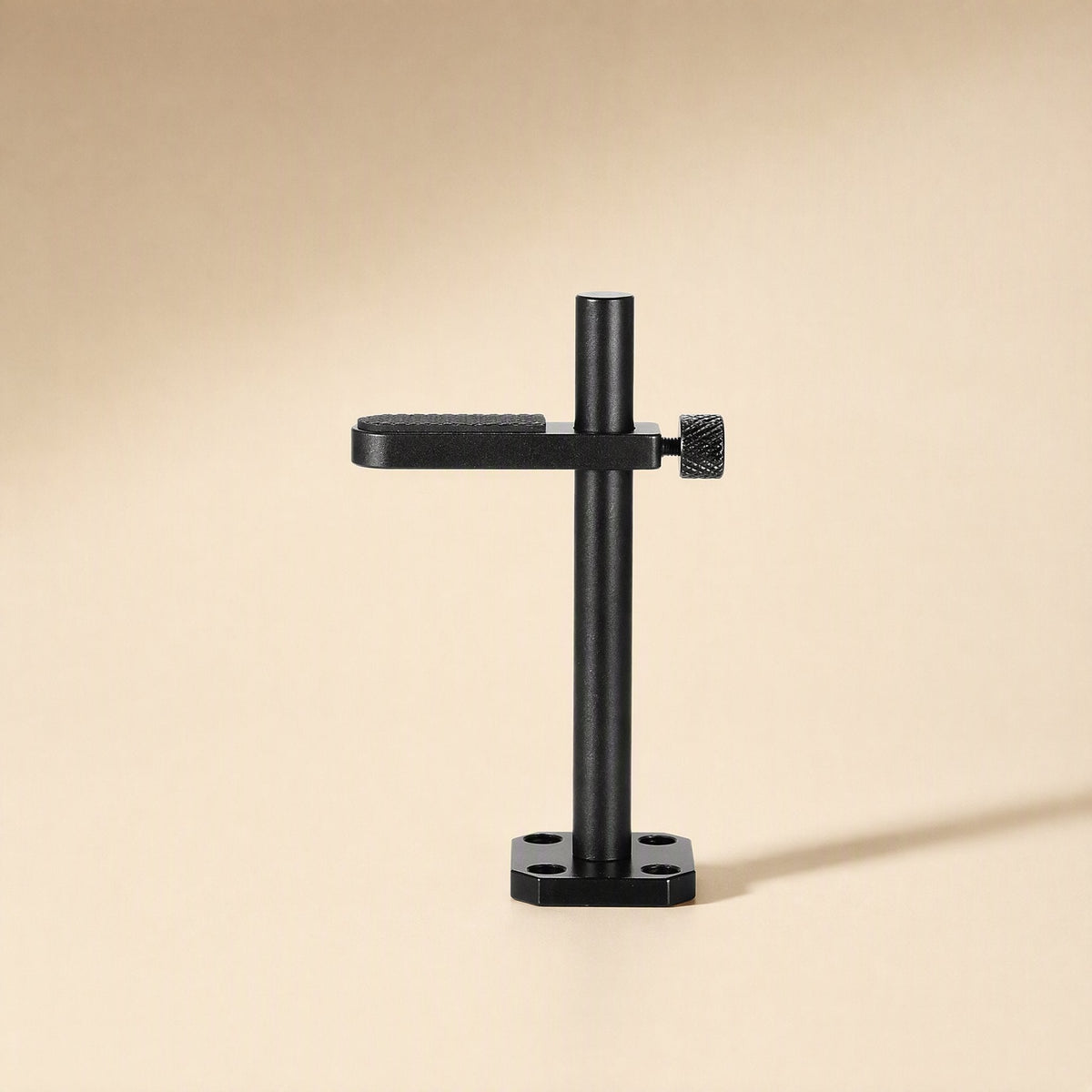 Alloyledge – Black bracket, straight-on side view with a crosshatch-textured arm and thumbscrew on the right