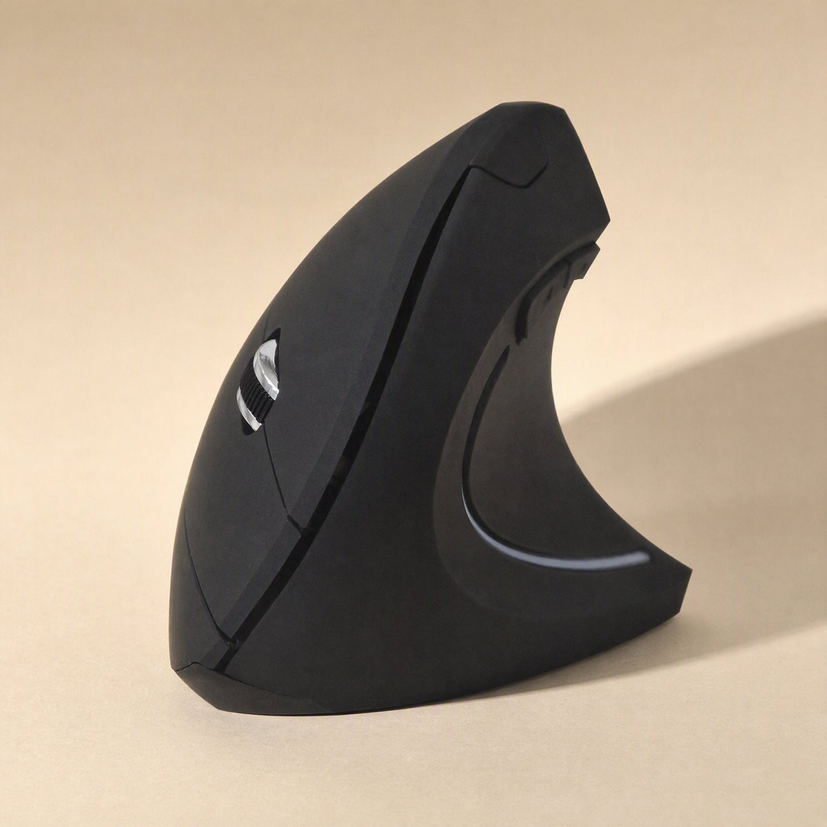 Palmtilt – Black vertical mouse close-up showing the angled shape, scroll wheel and thumb buttons on a tan backdrop