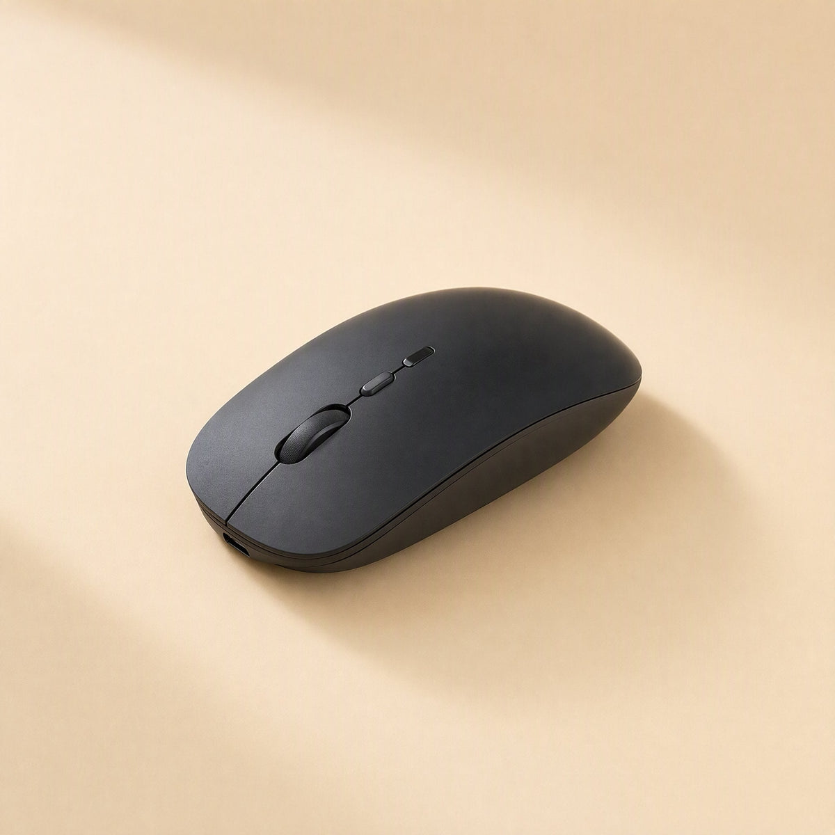 Swiftroam – Black mouse at a three-quarter angle showing the USB-C charging port on its front edge