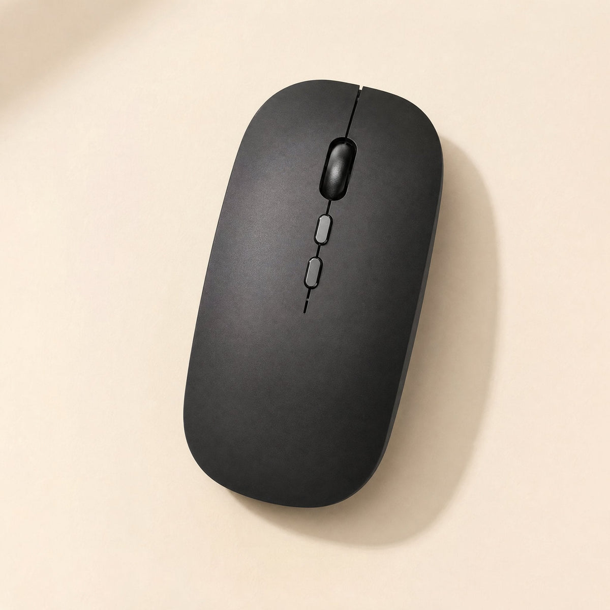 Swiftroam – Black slim mouse from above, close view of the scroll wheel and button row on a cream backdrop
