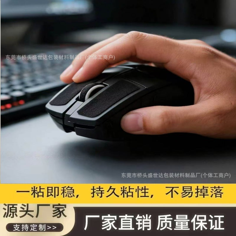 Tackmouse – Hand resting on a black gaming mouse fitted with black grip stickers, with Chinese text banner below