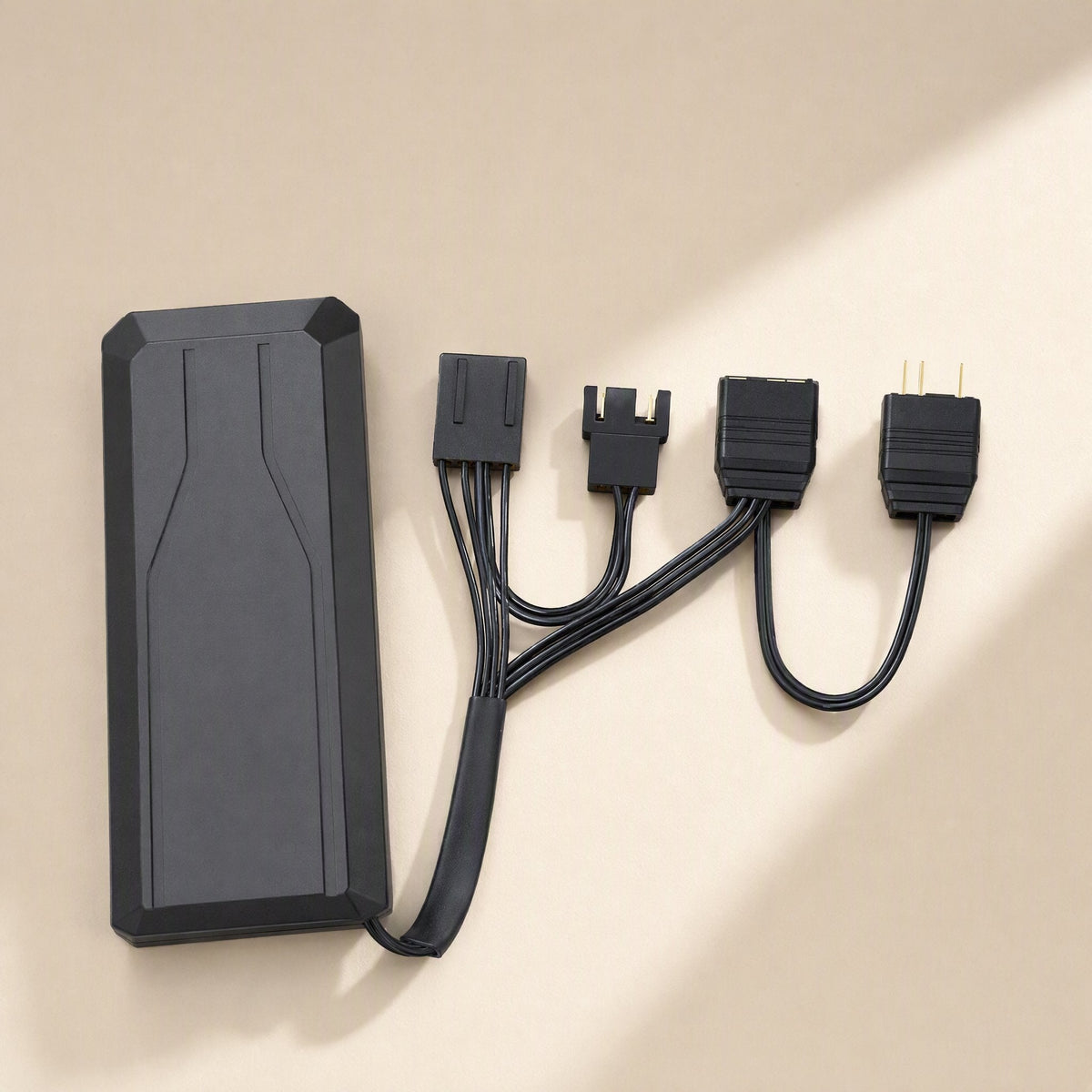 Linkbreeze – Black controller hub with fan and RGB cables for connecting the interlocking fans