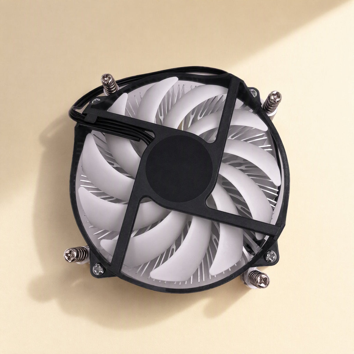 Slimchill – Top-down view of the white fan blades, black center hub and cross-shaped frame with corner screws