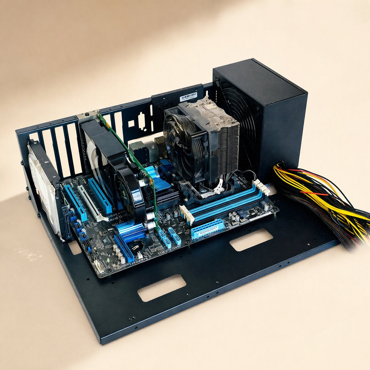 Servernest – Open frame with ATX motherboard, tower cooler, hard drive and power supply with cables, seen at a slight angle