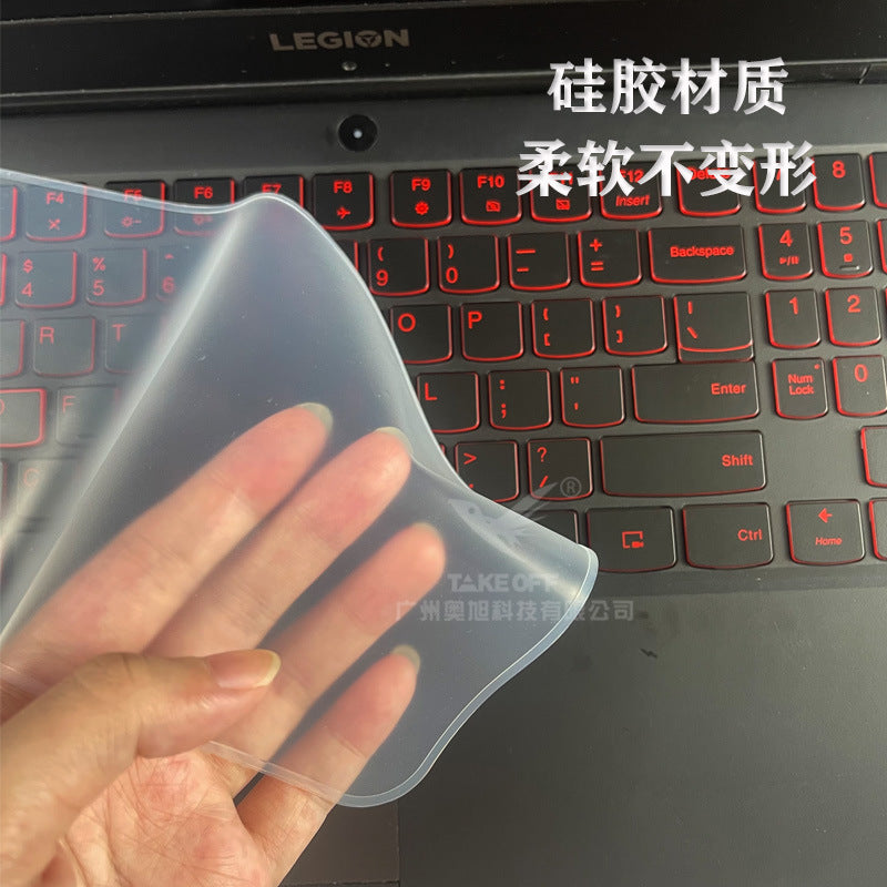 Keyfend – Hand holding a flexible clear silicone film above a backlit laptop keyboard, Chinese caption on top