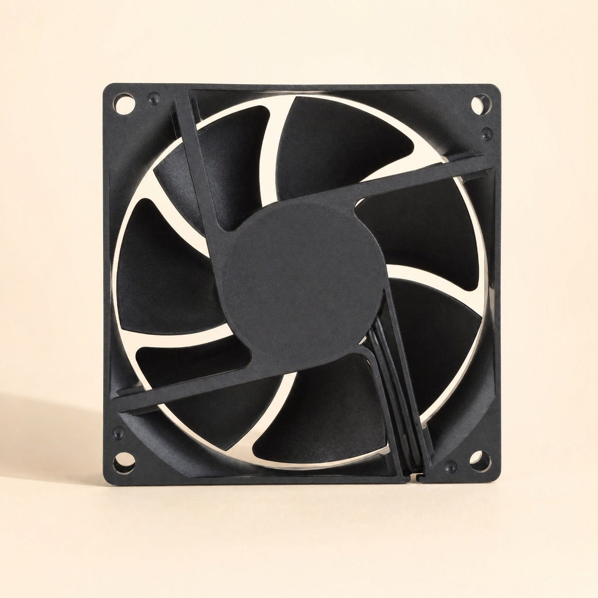 Casecool – Back of the black case fan with struts meeting at the hub and a cable notch at the bottom edge of the frame