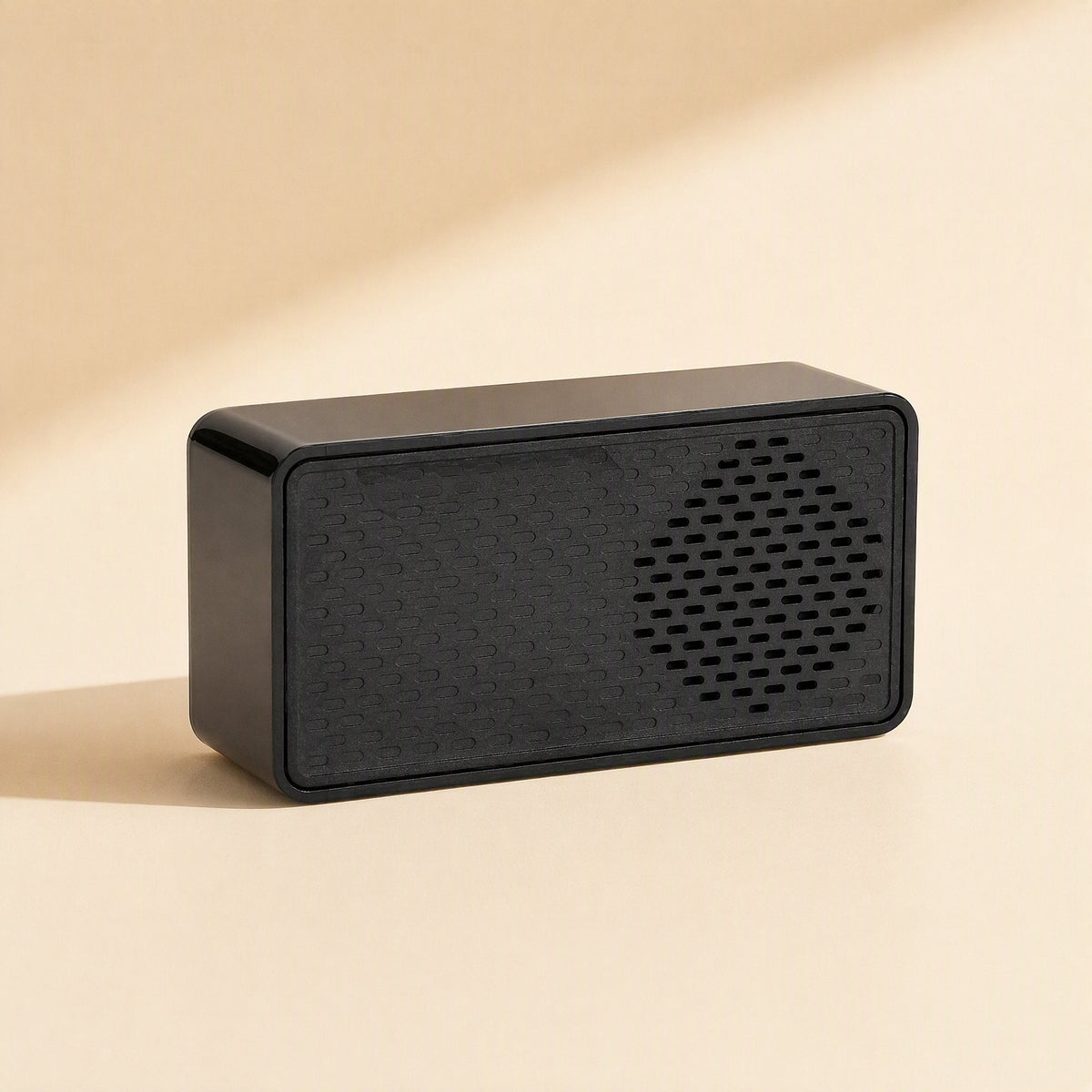 Soundport – Black speaker with glossy casing and a round perforated grille section on the right of the front panel