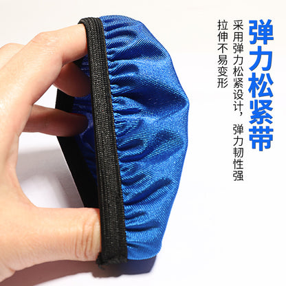 Earflex – Hand holding a blue ear cup cover to show its black elastic band, with Chinese text about the stretch design