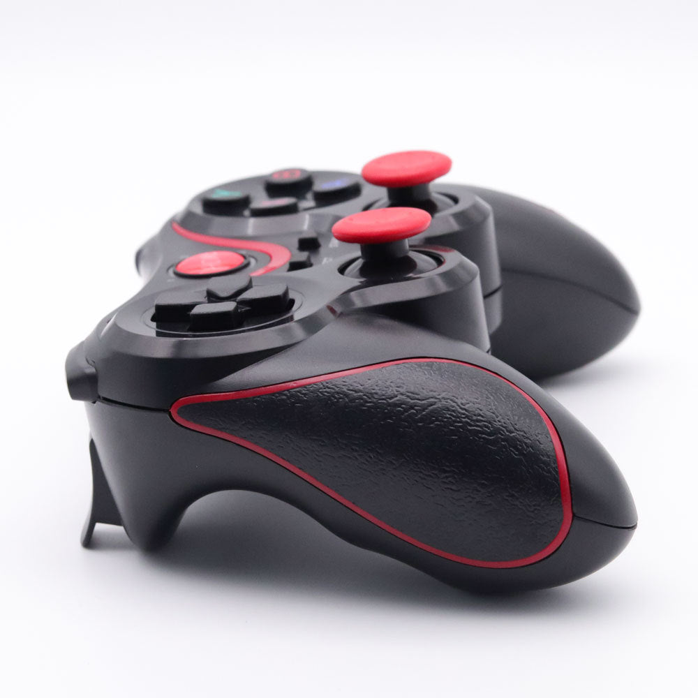 Playbind – Side angle of the controller showing the textured black grip with red trim and red thumbsticks