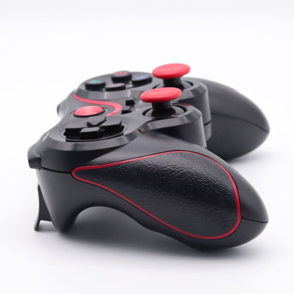 Playbind – Side angle of the controller showing the textured black grip with red trim and red thumbsticks