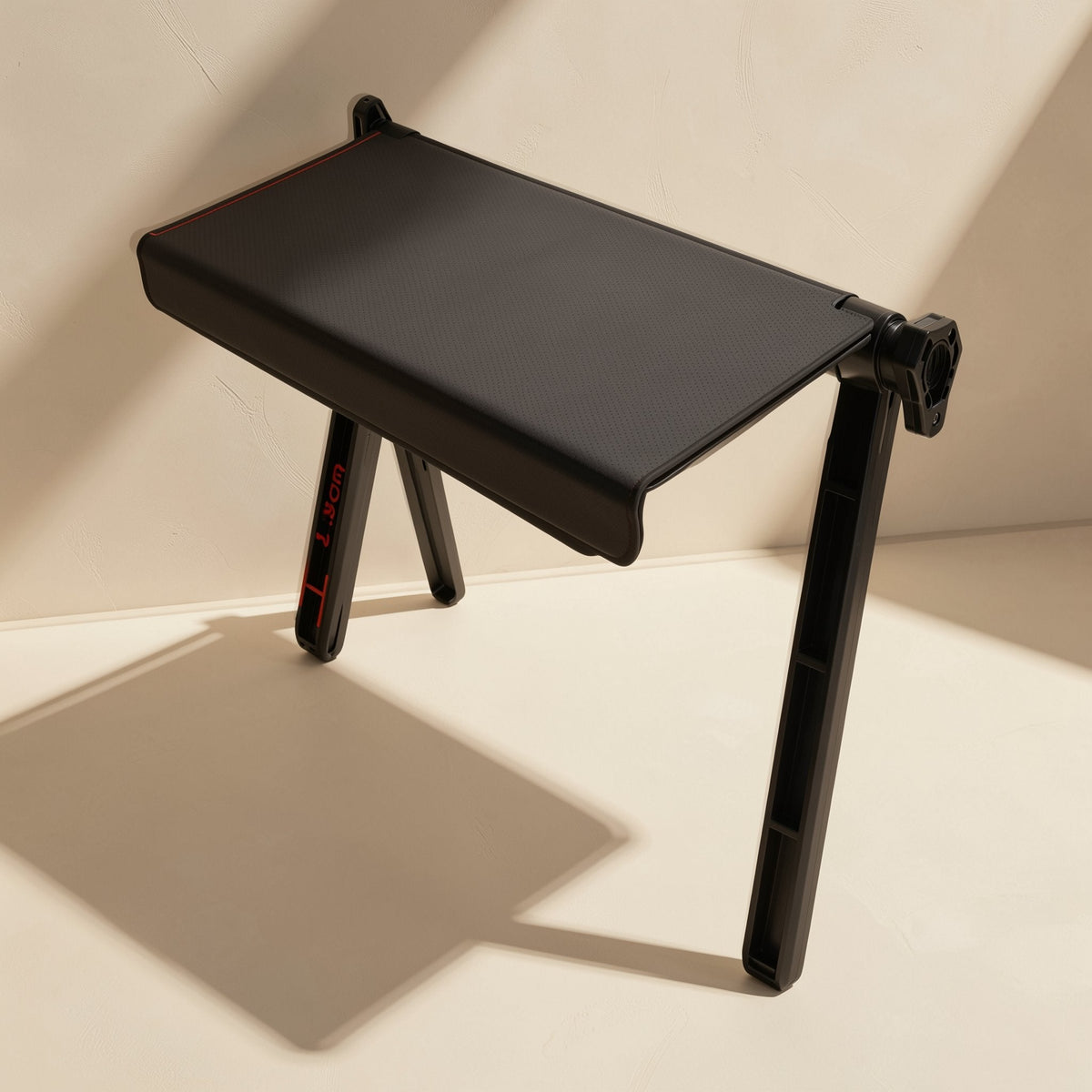 Screenstash – Black rack seen from above with a red measurement mark on one leg and a clamp at the rear