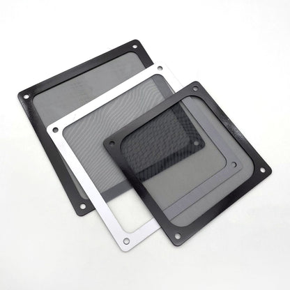 Ventmesh – Three dust filter nets in different sizes, black and white frames, arranged in an overlapping fan on white
