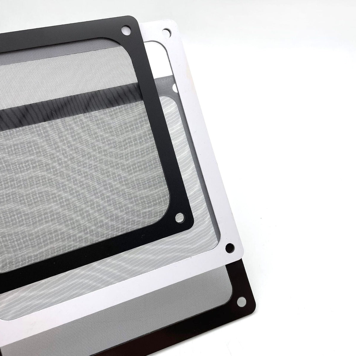 Ventmesh – Close-up of overlapping filter corners showing black and white frames, fine mesh and mounting holes