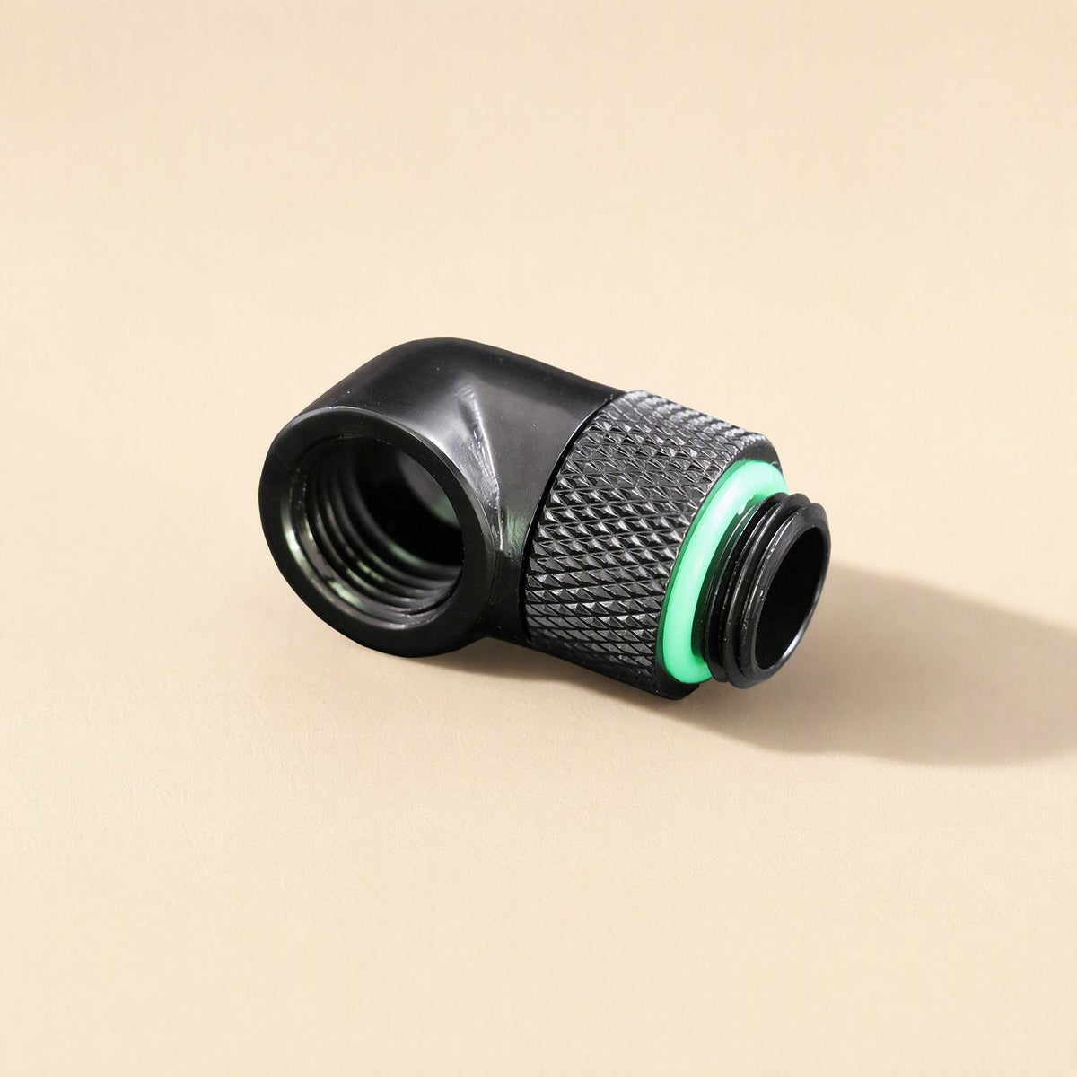 Swivelbend – Black elbow fitting with a green O-ring, angled to show the female thread opening and knurled ring