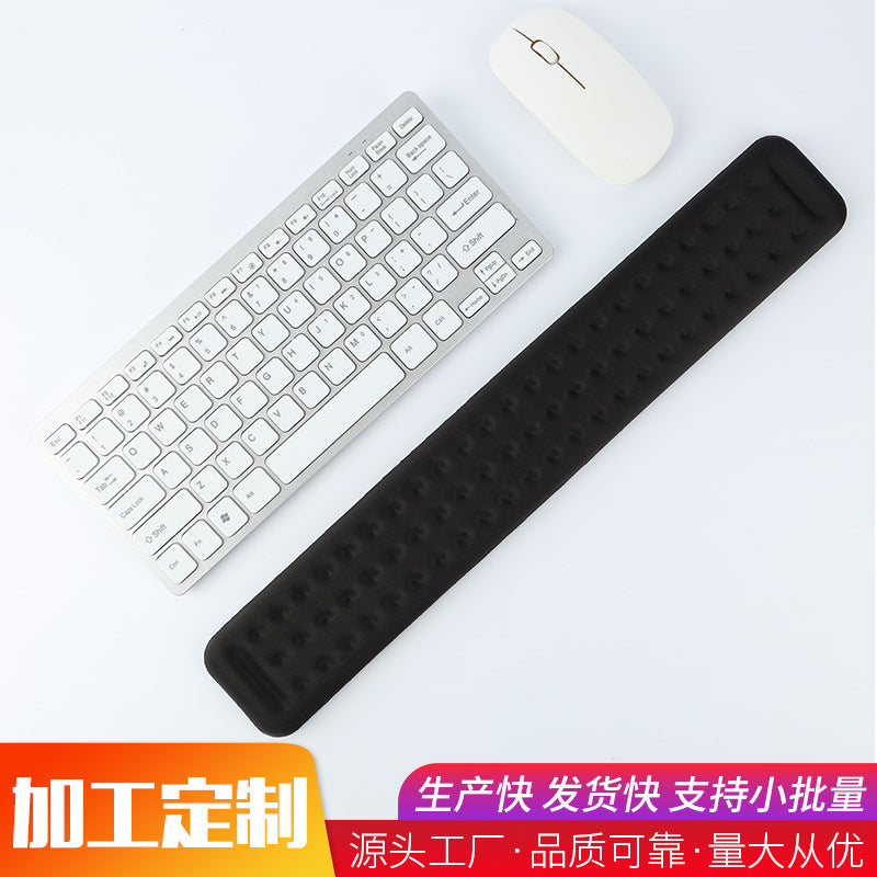 Restfoam Memory Foam Wrist Rest Pad in black beside a white keyboard and mouse, with Chinese text banner below