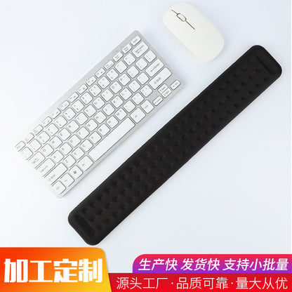 Restfoam Memory Foam Wrist Rest Pad in black beside a white keyboard and mouse, with Chinese text banner below