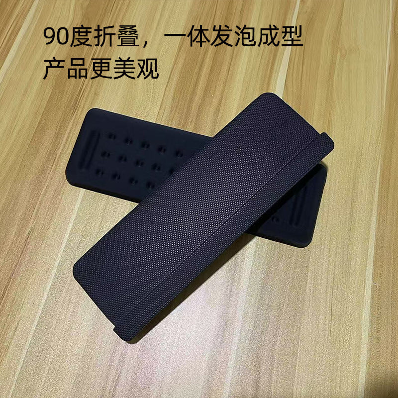 Restfoam – Black foam wrist rest pad folded at 90 degrees on a wood floor, with Chinese caption above