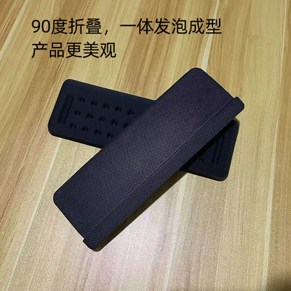 Restfoam – Black foam wrist rest pad folded at 90 degrees on a wood floor, with Chinese caption above