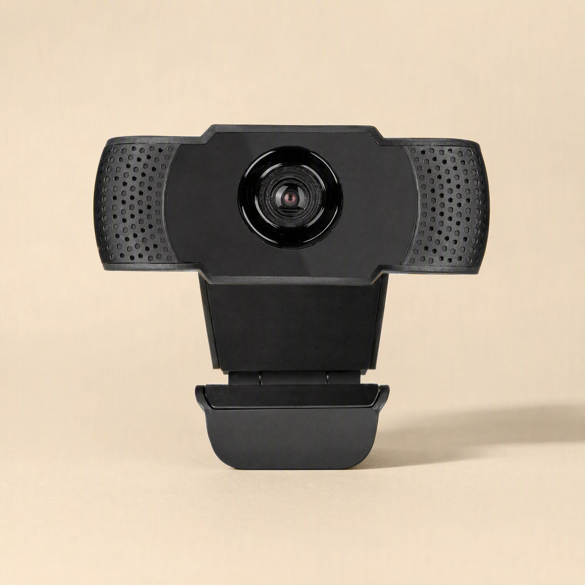 Sharpview – Front view of a plain black webcam with a round lens and microphone grilles on either side of the clip