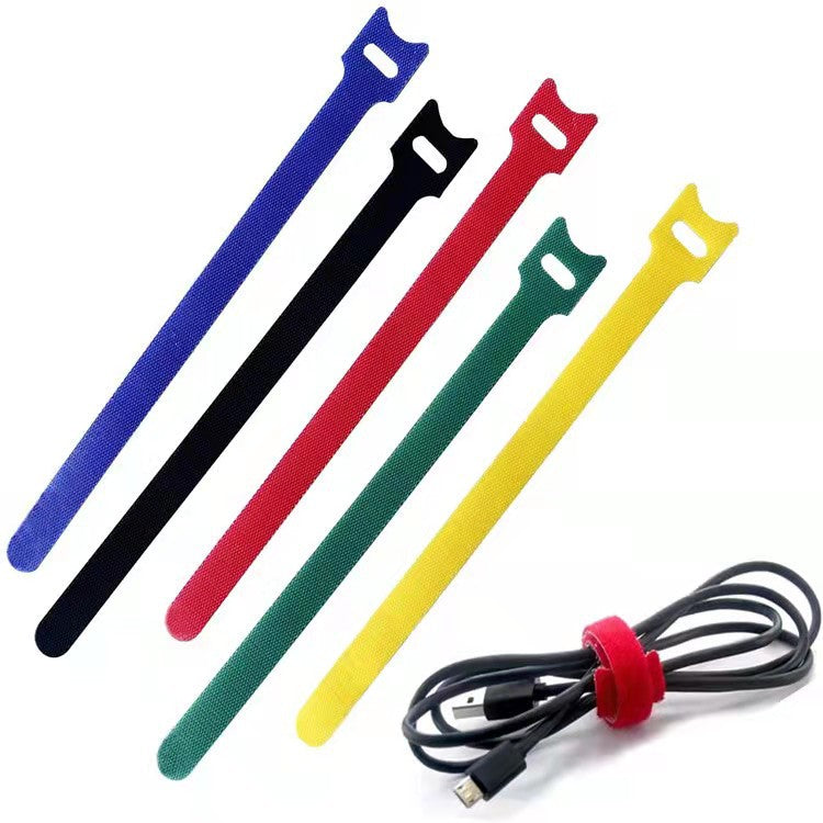 Catstrap – Five T-shaped straps in blue, black, red, green and yellow beside a black cable bundled with a red strap