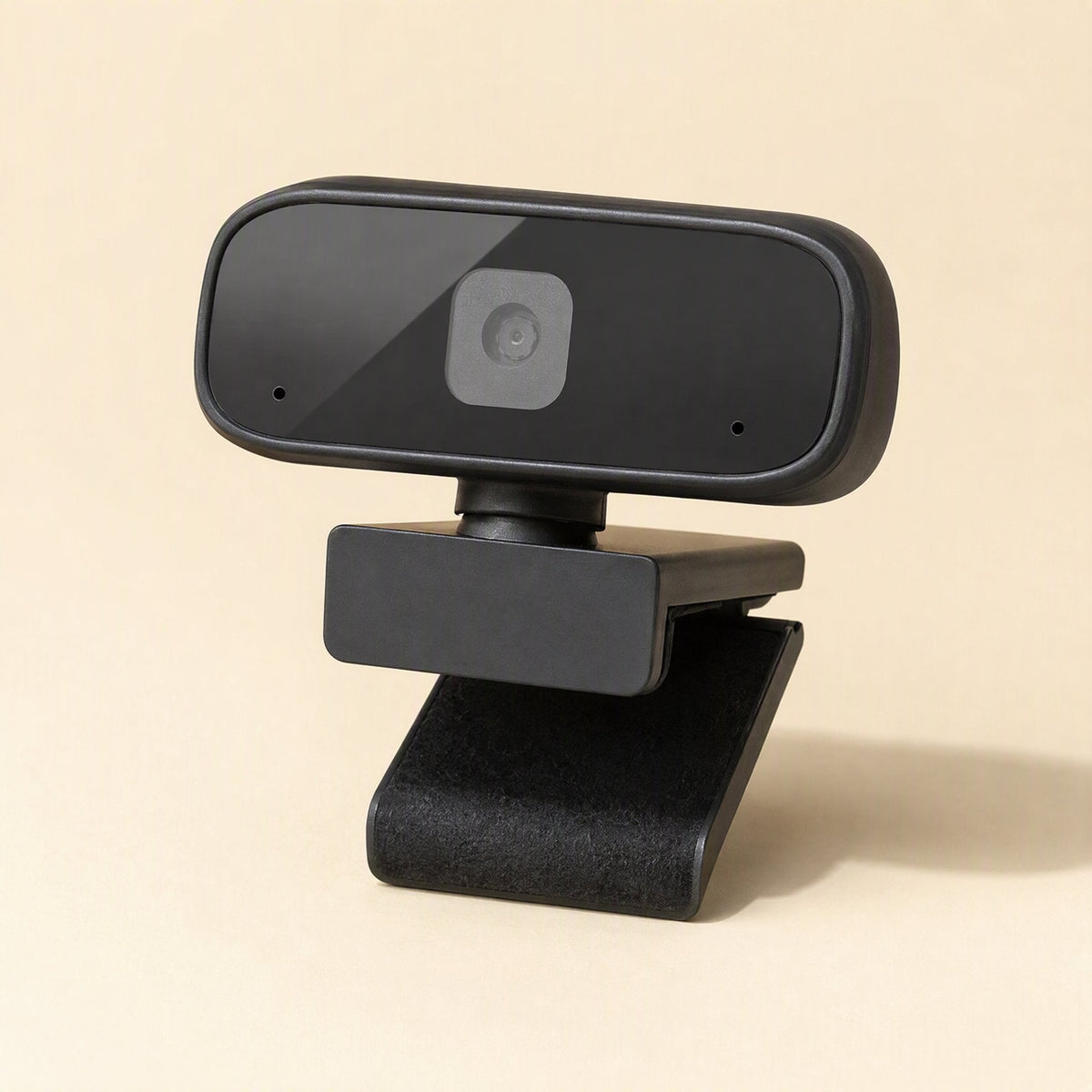 Voiceview – Black webcam with a clip stand and felt-lined base, seen from the front left at an angle