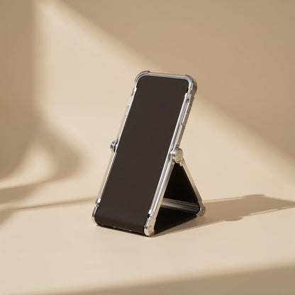 Metalrest – Folded stand with dark panel and silver metal corner hinges, seen from the side on a beige background