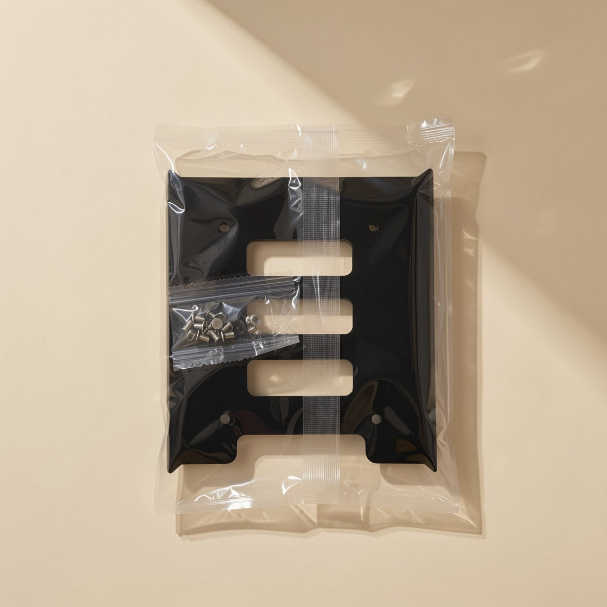 Diskcradle – Bracket sealed in clear plastic packaging with a small zip bag of screws taped to the front