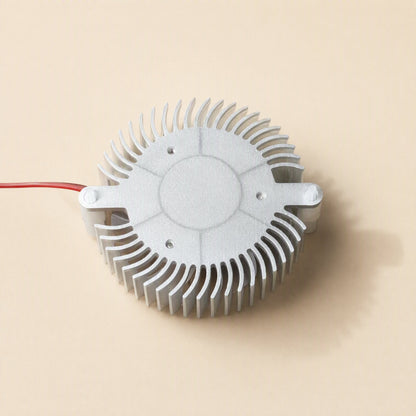 Cardcool – Underside of the round aluminum heatsink showing flat base plate, screw holes and a red wire