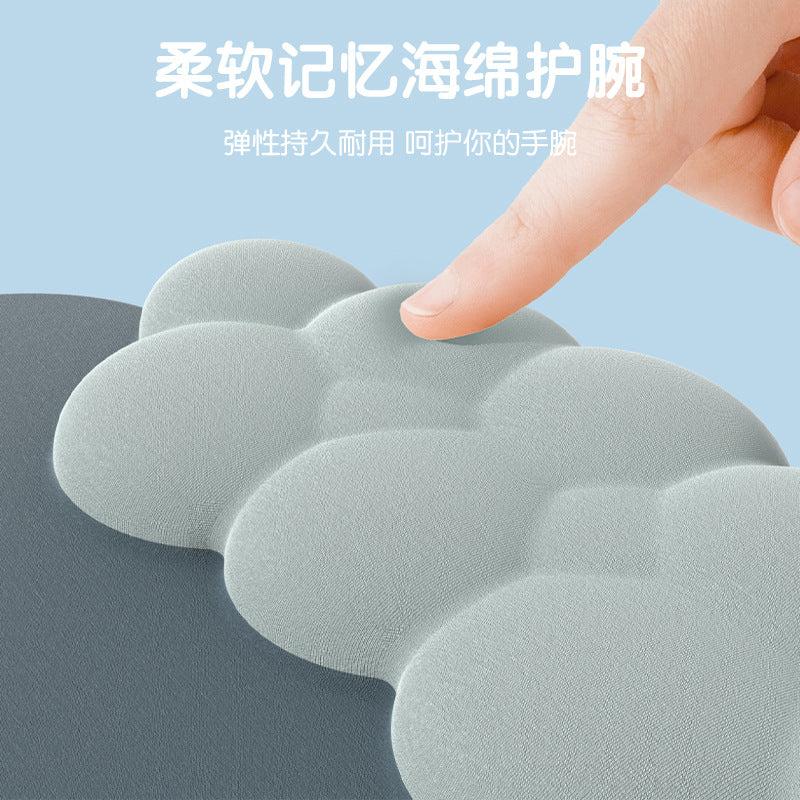 Wristnest – Fingertip pressing the soft gray-green cloud wrist rest on a mouse pad, with Chinese text about memory sponge