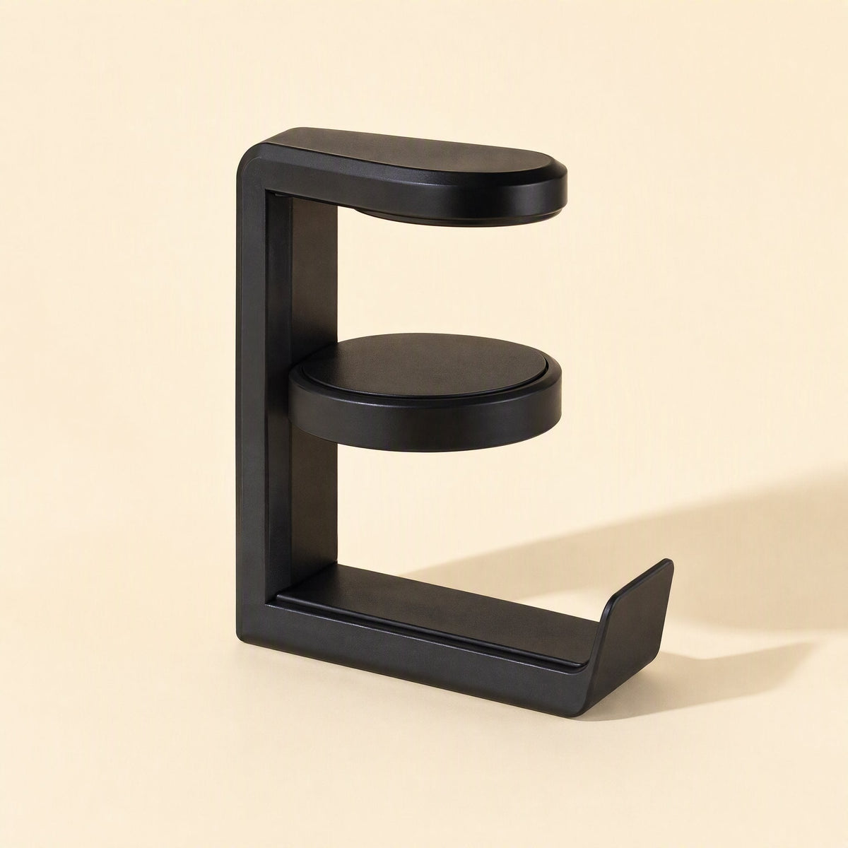 Twinhook – Black stand in side profile on a beige background, forming an E shape with two round hooks and a lower tray