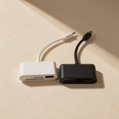 Portread – White and black card readers side by side on a beige surface, each with a short cable and three slots