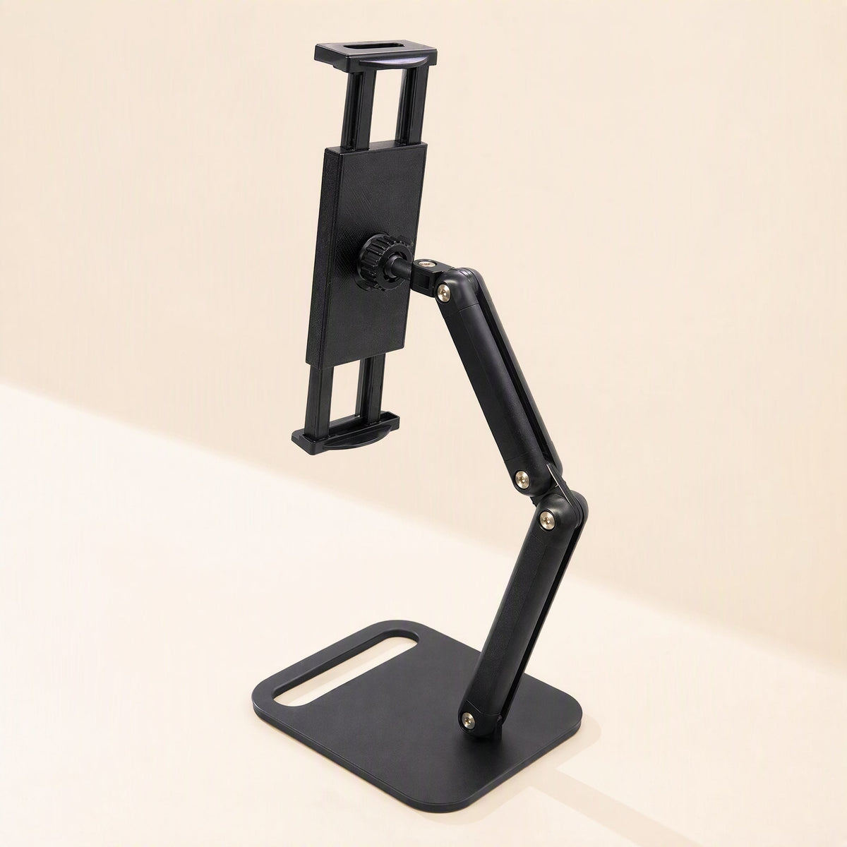 Carbonprop – Front three-quarter view of the black stand with an empty adjustable holder clamp and slotted base