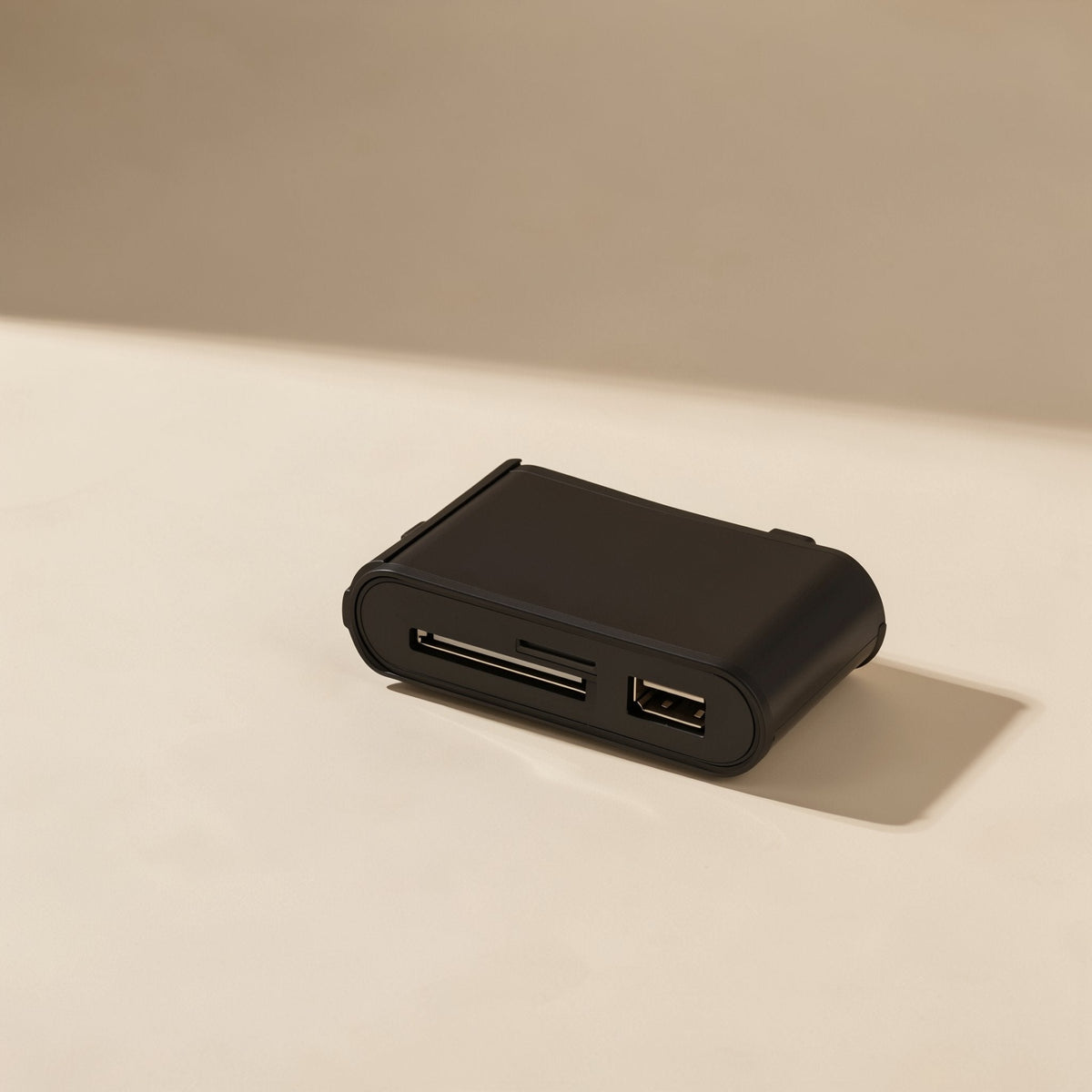 Portbyte – Black card reader front view showing the SD slot, TF slot and USB-A port