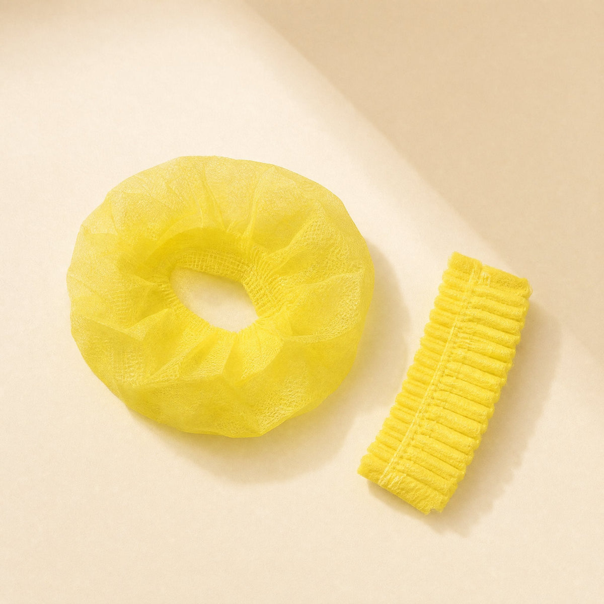 Freshveil – Yellow elastic cover shown open as a ring next to a gathered strip on a cream background