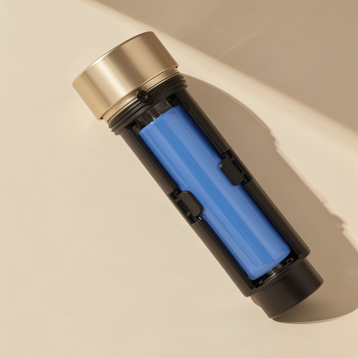 Voicevolt – Open battery compartment showing a blue rechargeable battery cell inside the gold and black handle