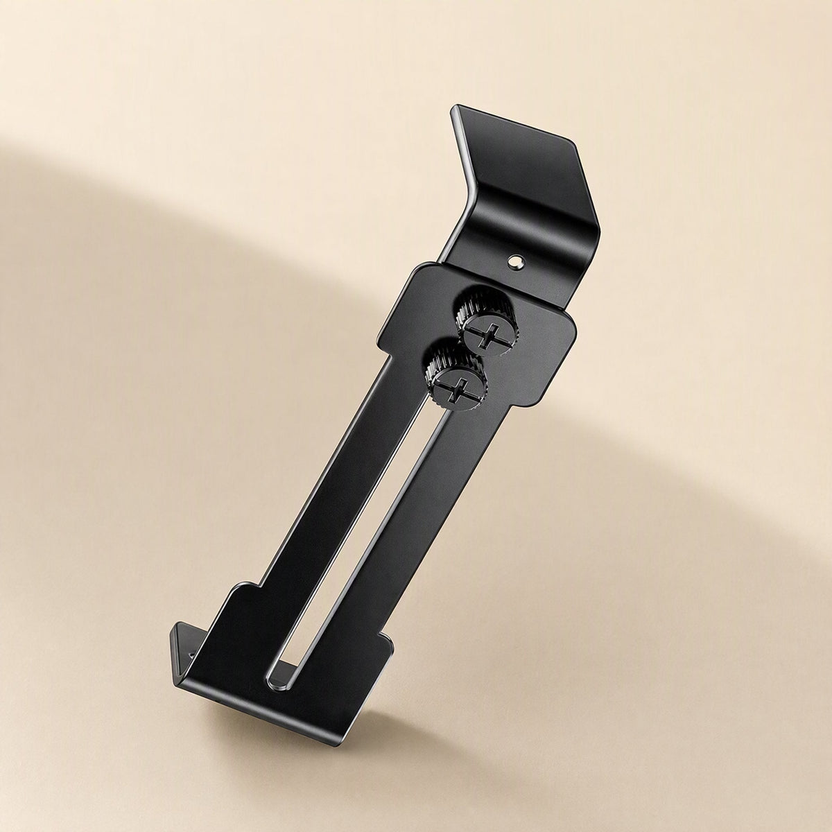 Cornerhold – Black graphics card bracket seen from the back, showing the vertical slot, thumbscrews and angled top lip