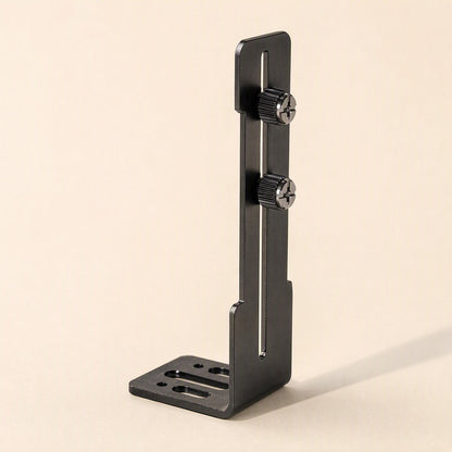 Cornerhold – Black L-shaped bracket standing upright, showing the slotted upright with two thumbscrews and slotted base