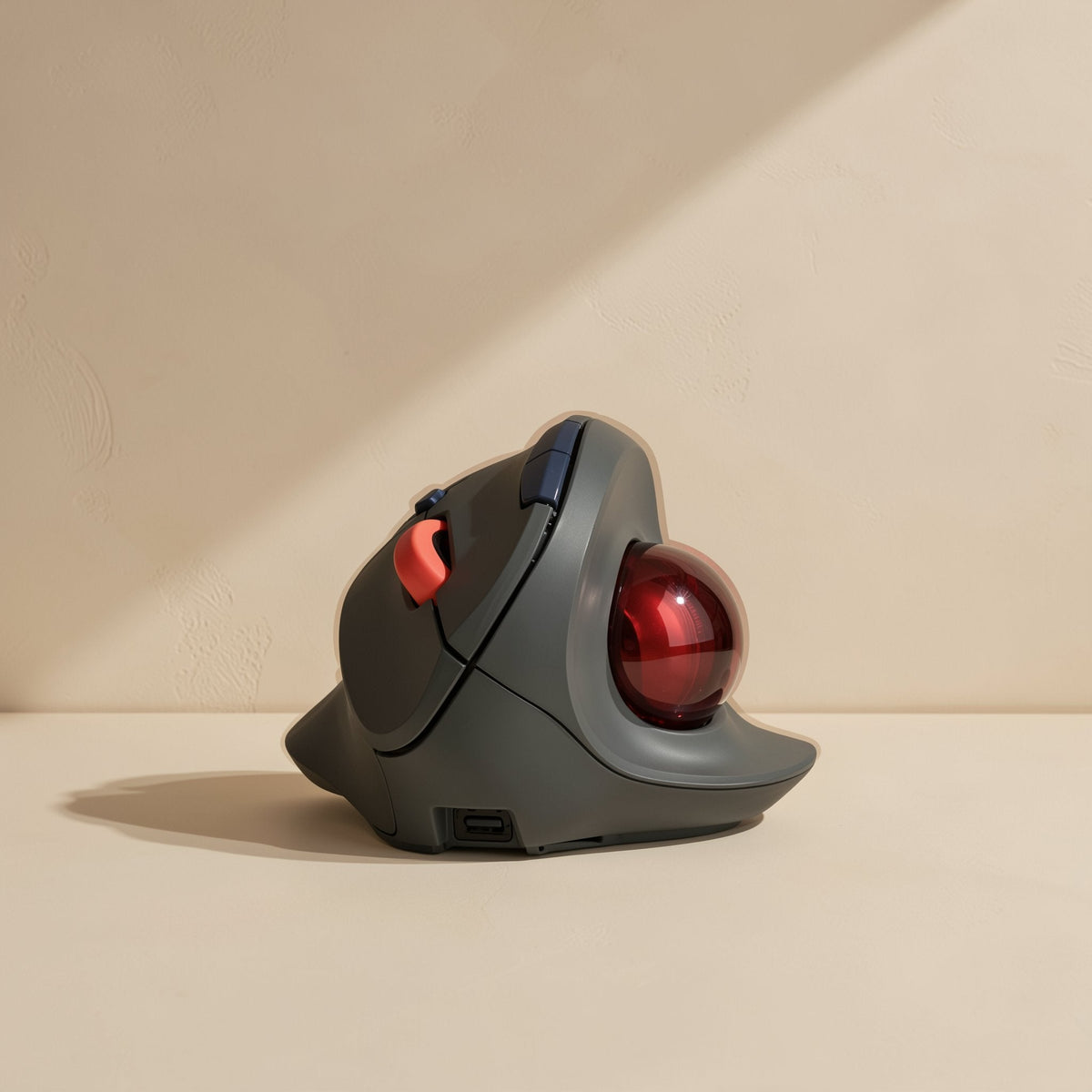 Blueloop – Thumb-side view of the mouse showing the red trackball, side buttons and a port on the base