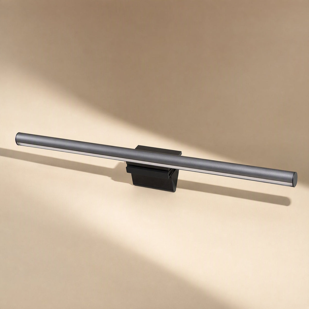 Hangglow – Side view of the slim black lamp bar and its flat clip base, with soft shadows across a peach surface