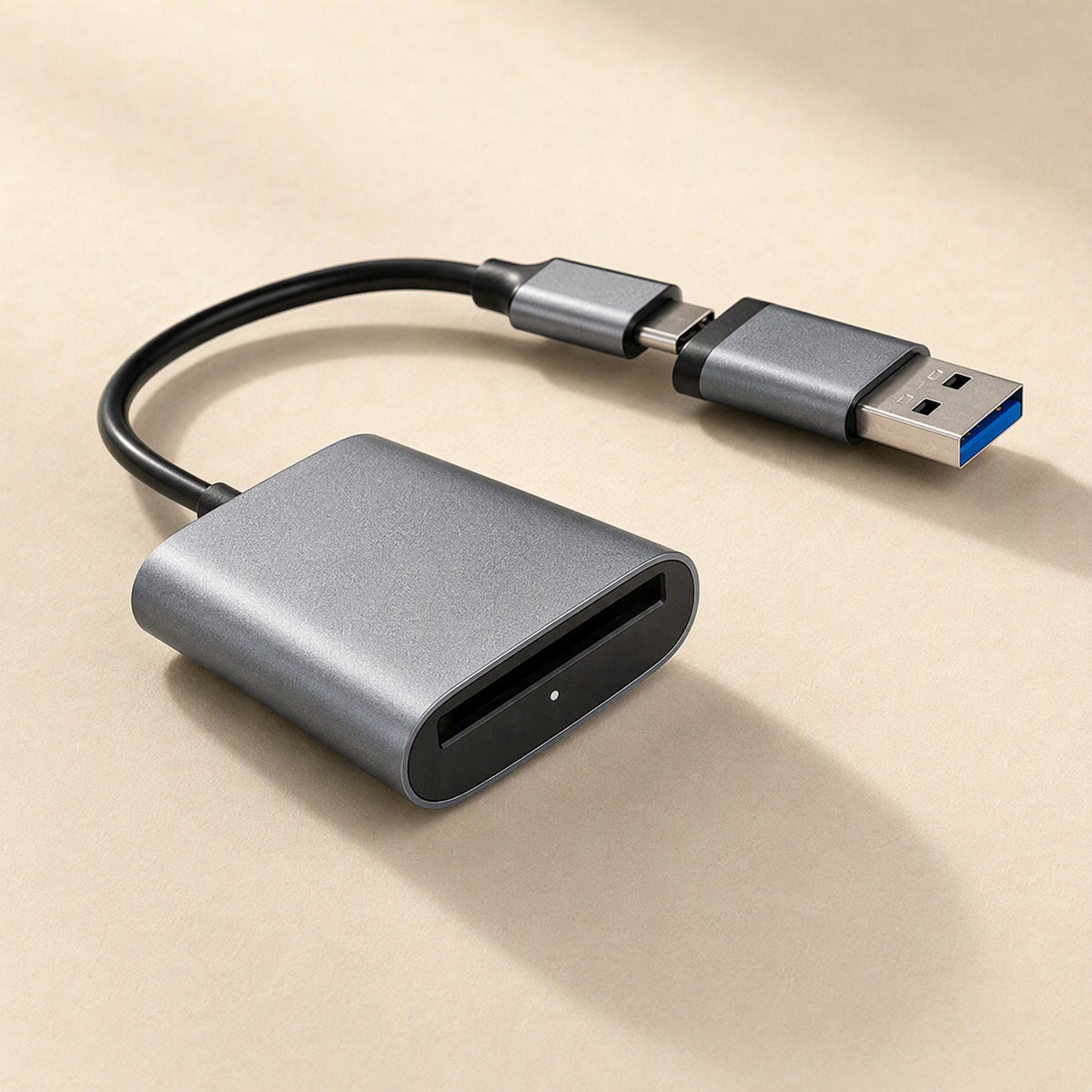 Flashread – Single-slot gray card reader with a small indicator light and USB-C plug fitted with a USB-A adapter