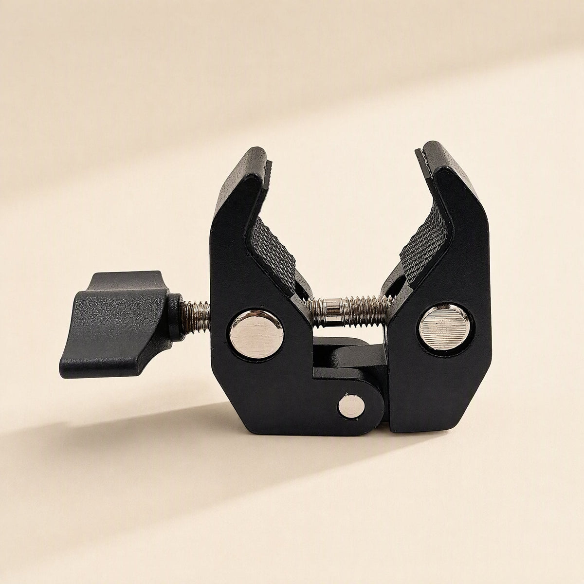 Streamclip – Side view of the open black clamp with both knurled jaws and the threaded screw rod visible
