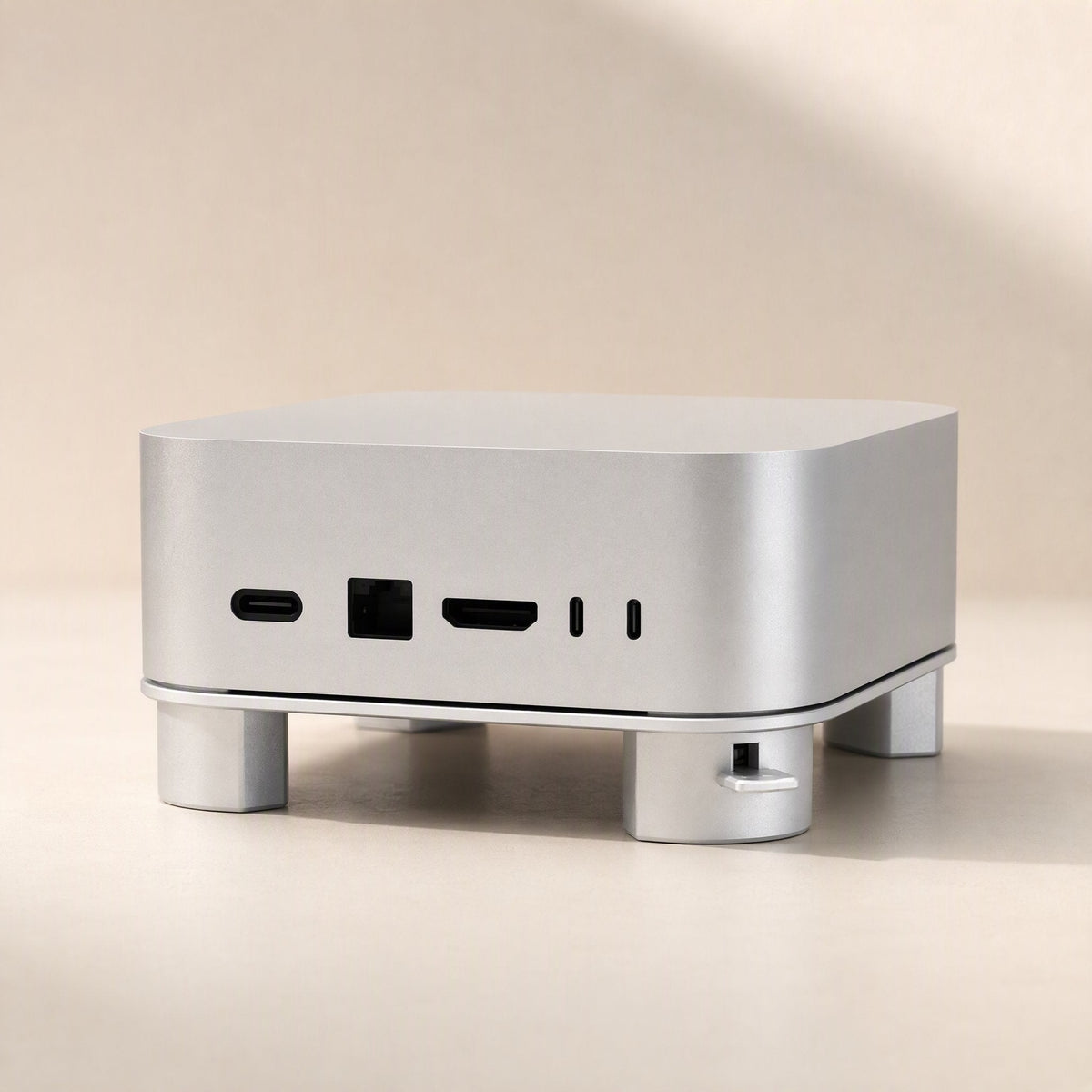Miniperch – Rear view of a Mac Mini on the stand, with Ethernet, HDMI and USB-C ports visible above the raised feet