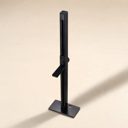 Chipstand – Black vertical bracket with adjustable arm and flat base plate with a round hole, seen from above at an angle
