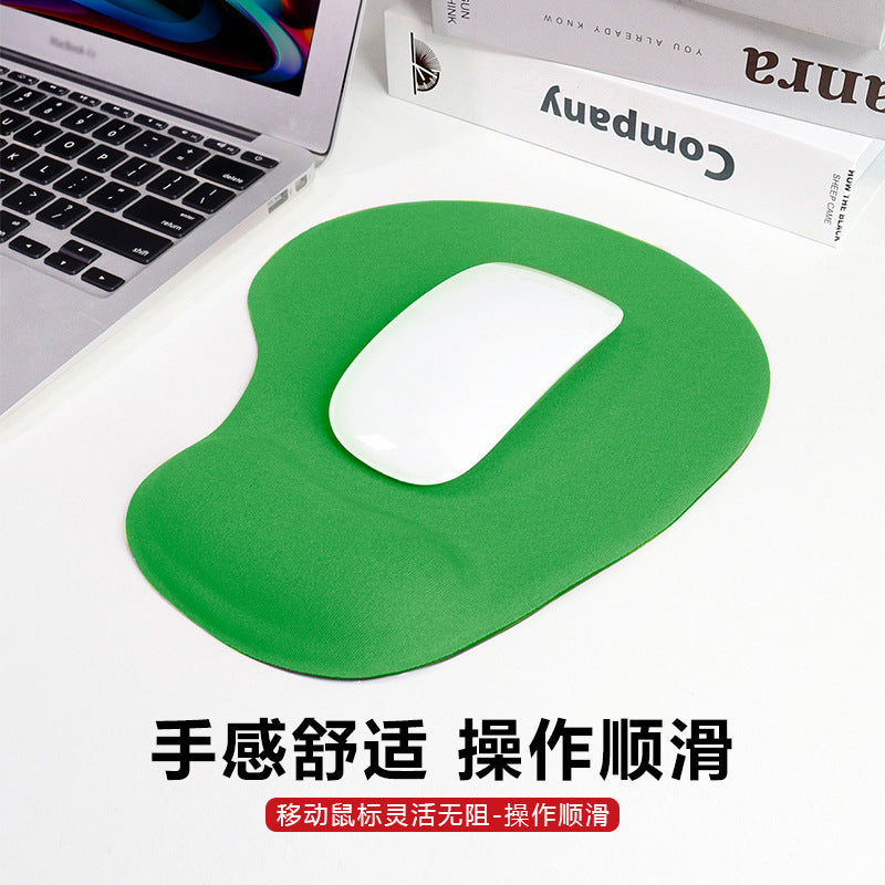 Wristly – Green wrist pad with a white wireless mouse on a desk beside a laptop, with Chinese text about smooth operation
