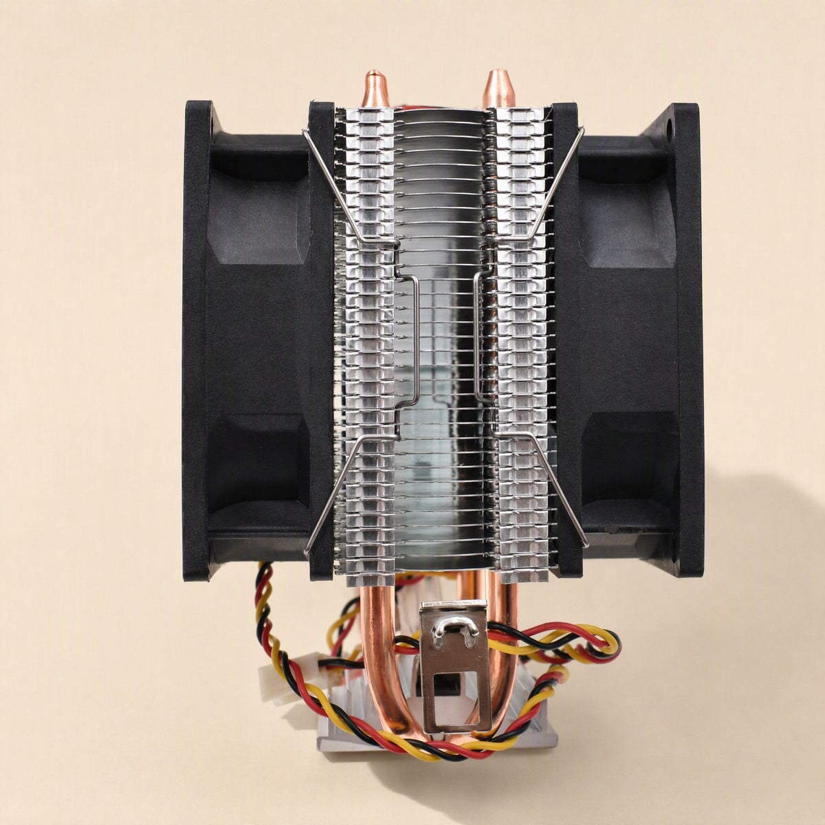 Fanlatch – Side view of the CPU cooler with steel wire clips pressed against the fins and fan frames, cables below