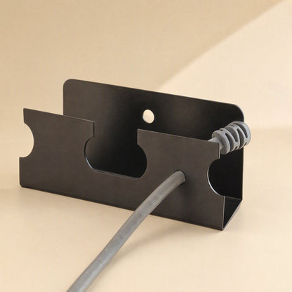 Deskspan – Close-up of the rack's end panel with a round hole, a gray cable passing through a side notch
