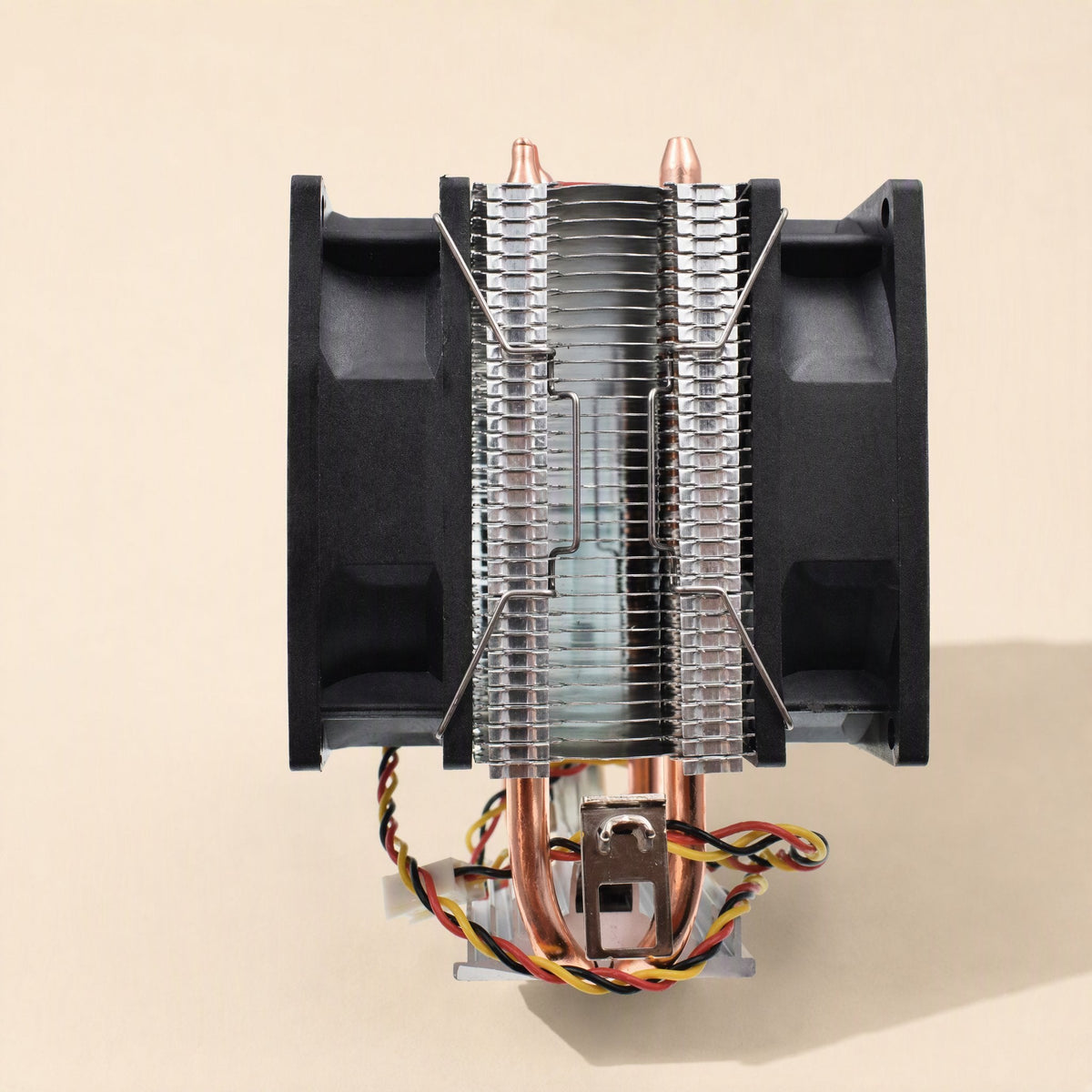 Fanclip – Front view of a twin-fan CPU radiator with copper heat pipes and steel clips fastened at the fan edges